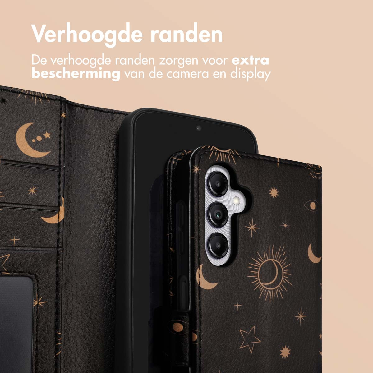 Zwart telefoonhoesje met een hemels design. Het design bevat manen en sterren. Telefoon erin.