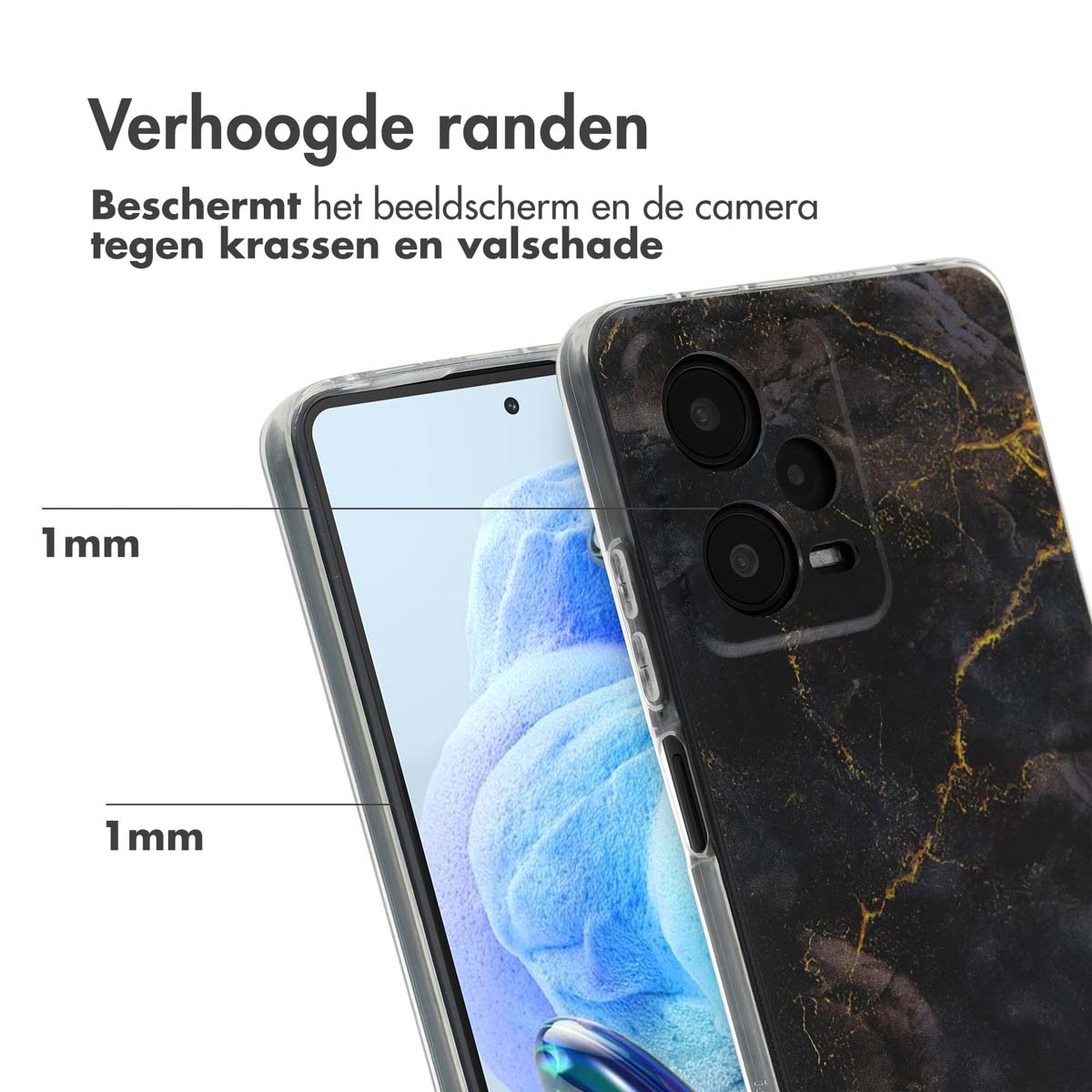 Telefoonhoesje met een marmer effect met gouden aderen. De telefoon zit erin.