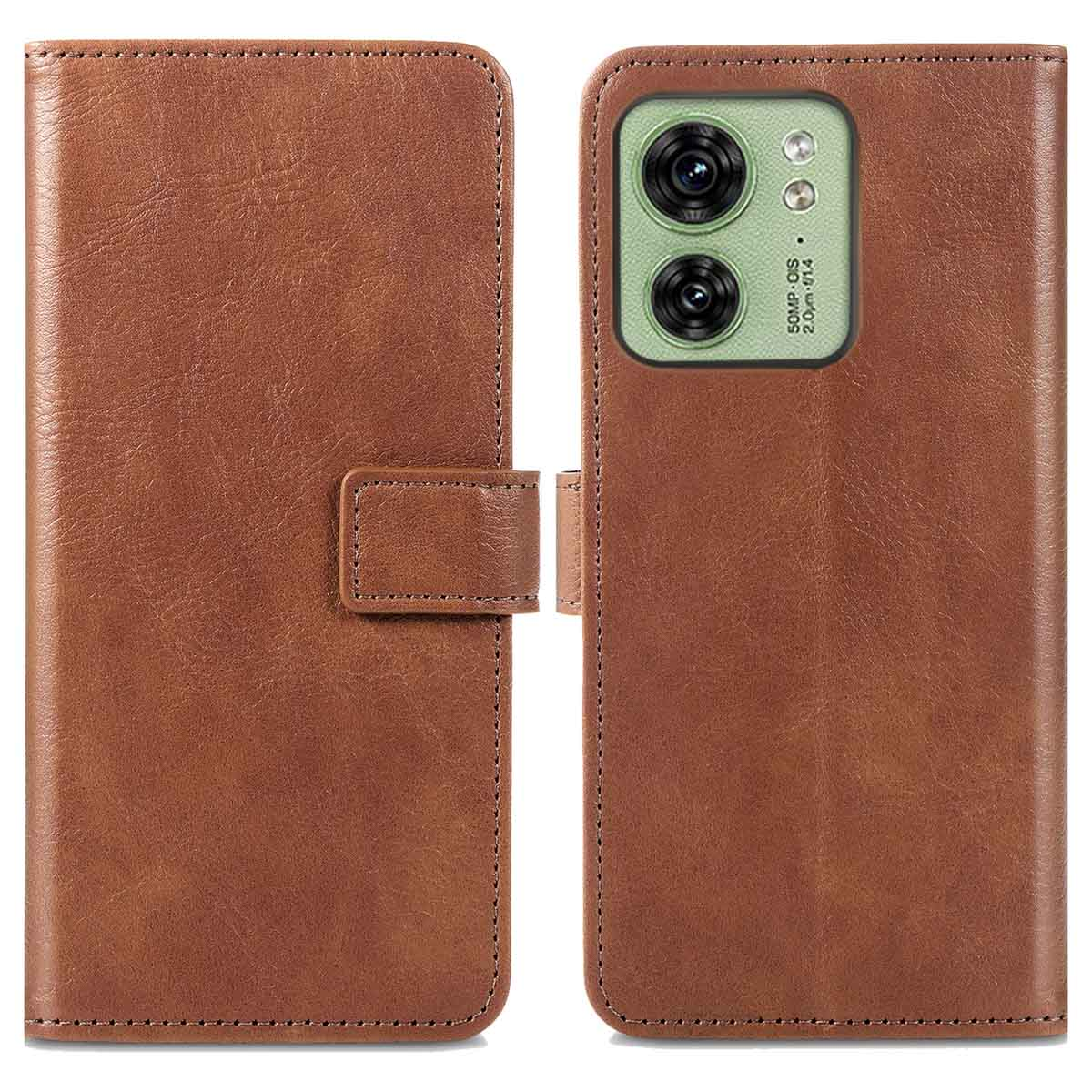 Étui de téléphone en cuir marron, ouvert, révélant un téléphone avec caméra. Fermeture à bouton.