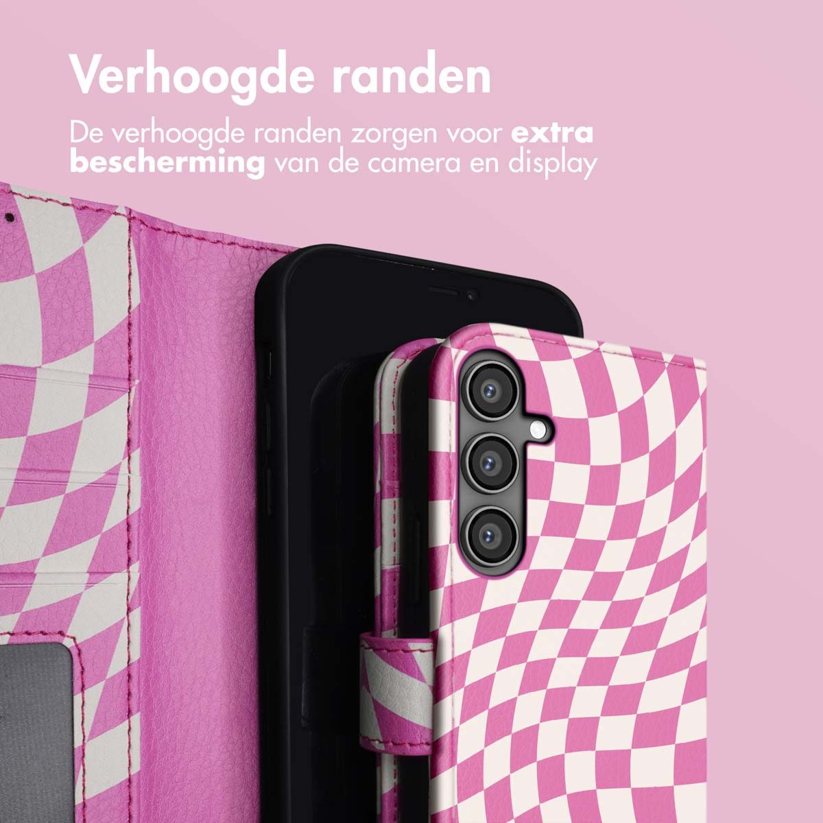 Een roze en wit geruit telefoonhoesje op een telefoon. De hoes is open.