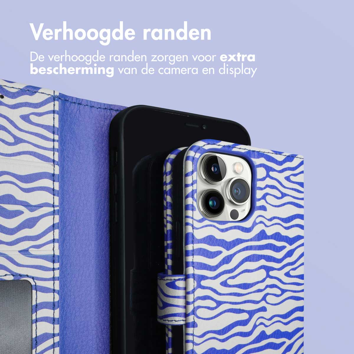 Telefoon in een hoesje met een blauw en wit zebrapatroon. De hoes is gesloten. De telefoon zit erin.