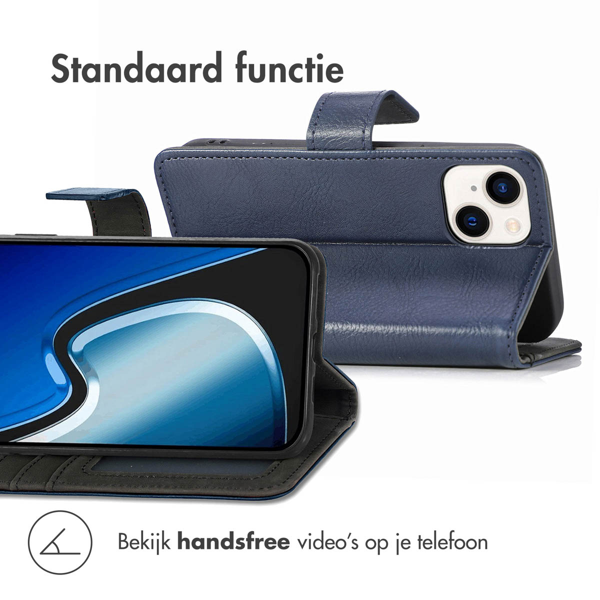 Blauwe telefoonhoes met telefoon. Telefoon in hoes staat rechtop. Witte achtergrond.