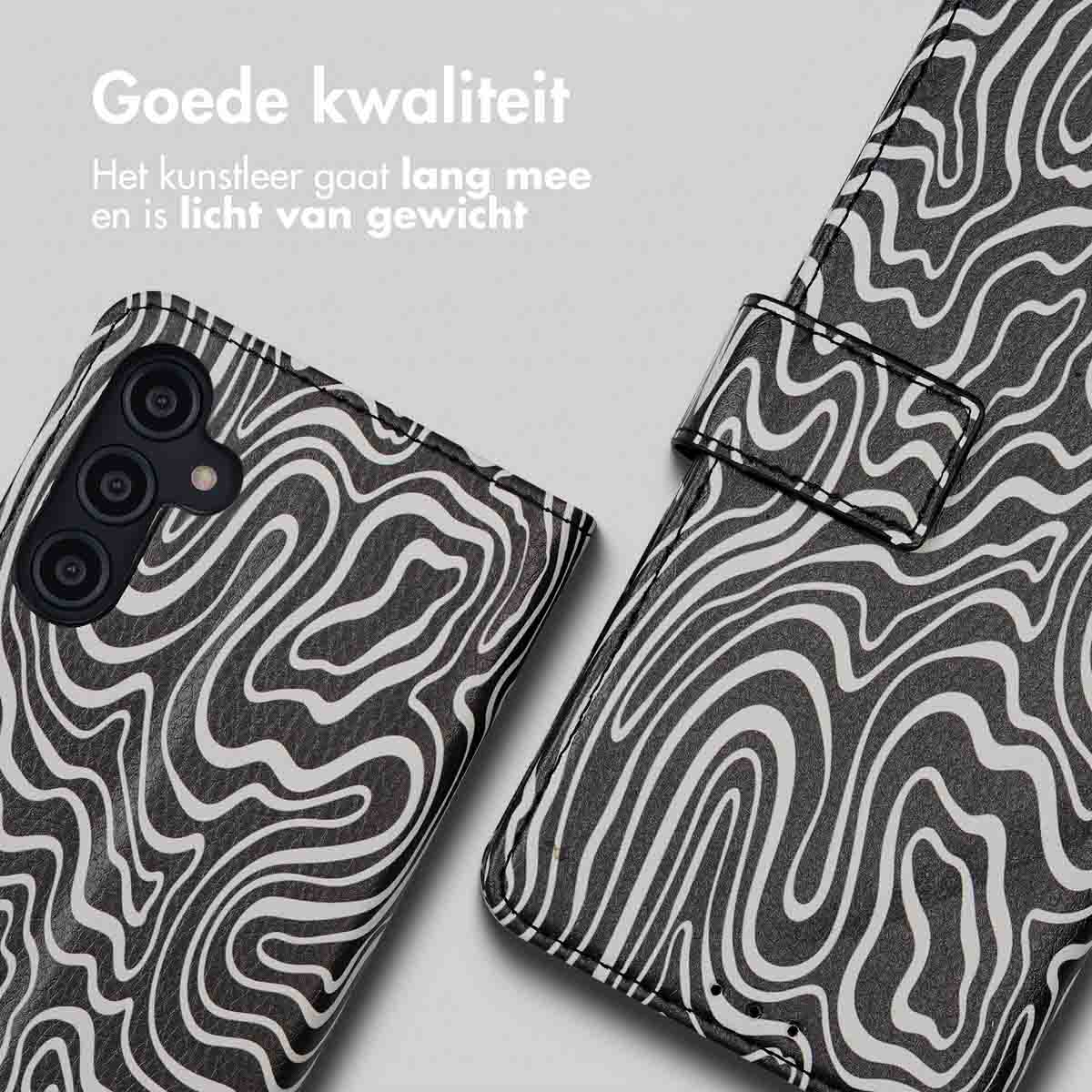 Gros plan sur une coque de téléphone avec un motif tourbillon noir et blanc. Le téléphone est à gauche.