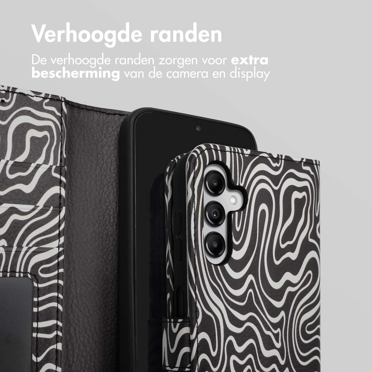 Coque avec motif zébré noir et blanc et un téléphone.