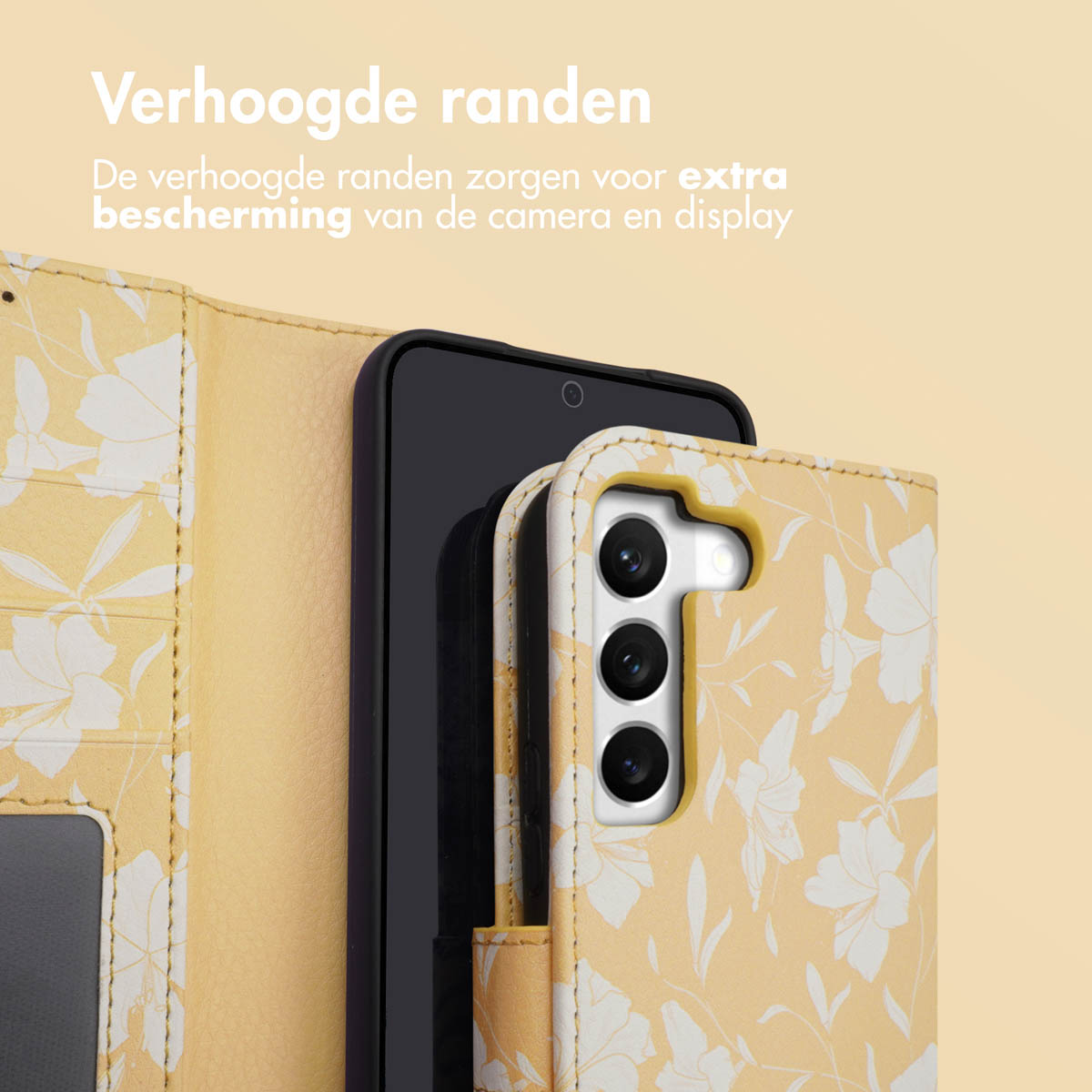 Coque de téléphone avec motif floral jaune, ouverte pour montrer le téléphone et la caméra.