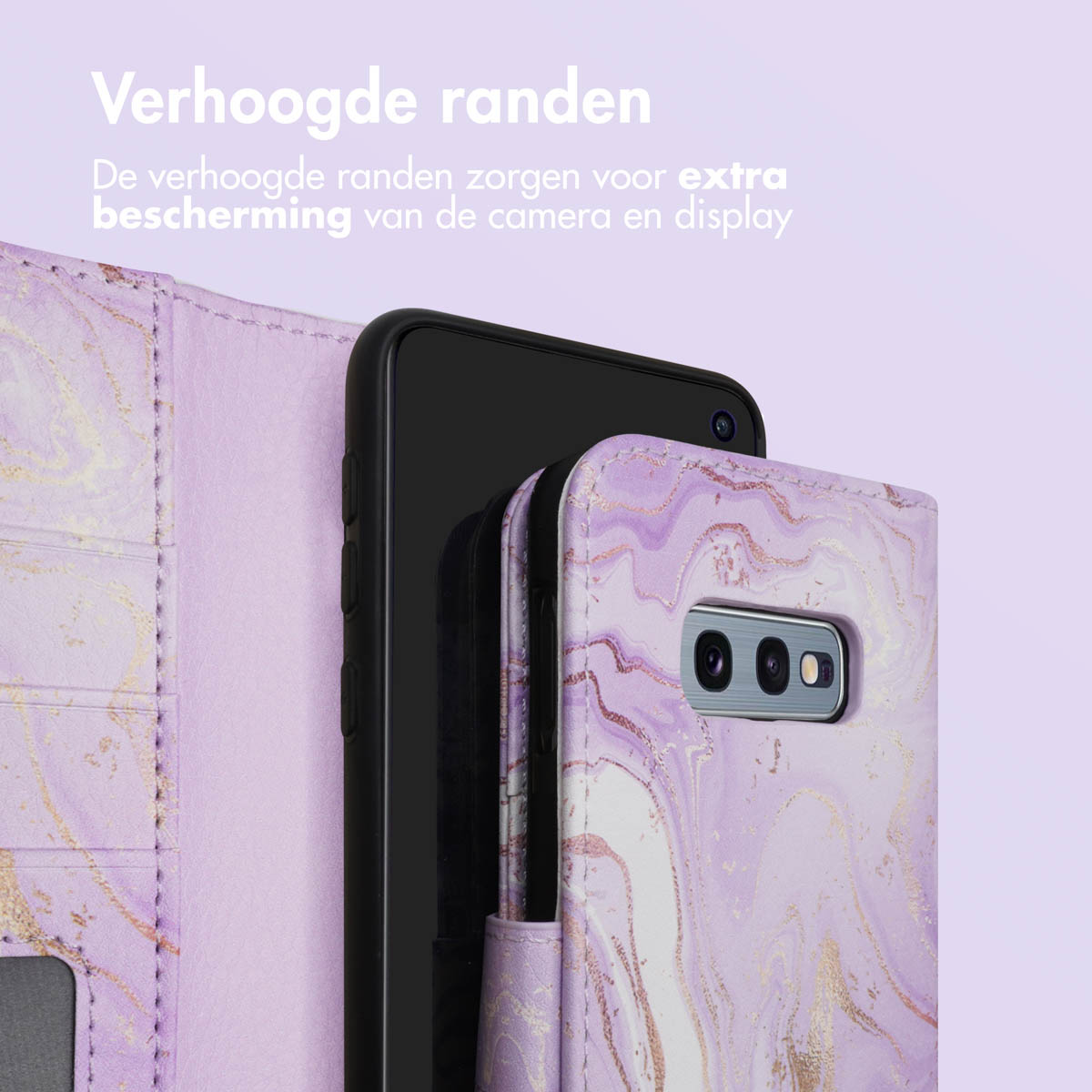 Téléphone dans un étui violet à motif marbré. Texte en néerlandais. Étui ouvert, montrant le téléphone.