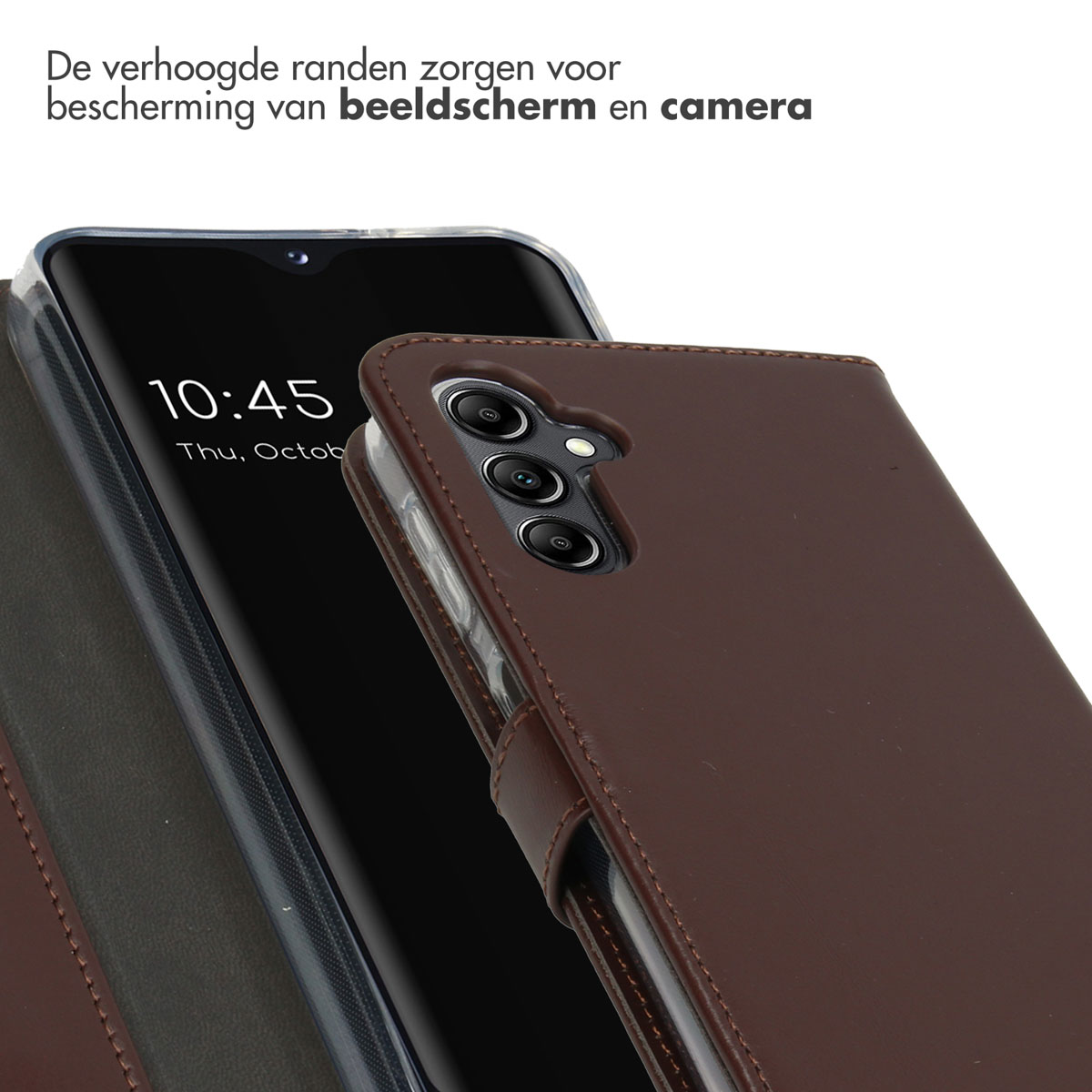 Close-up van een bruin telefoonhoesje met een telefoon die de tijd weergeeft.