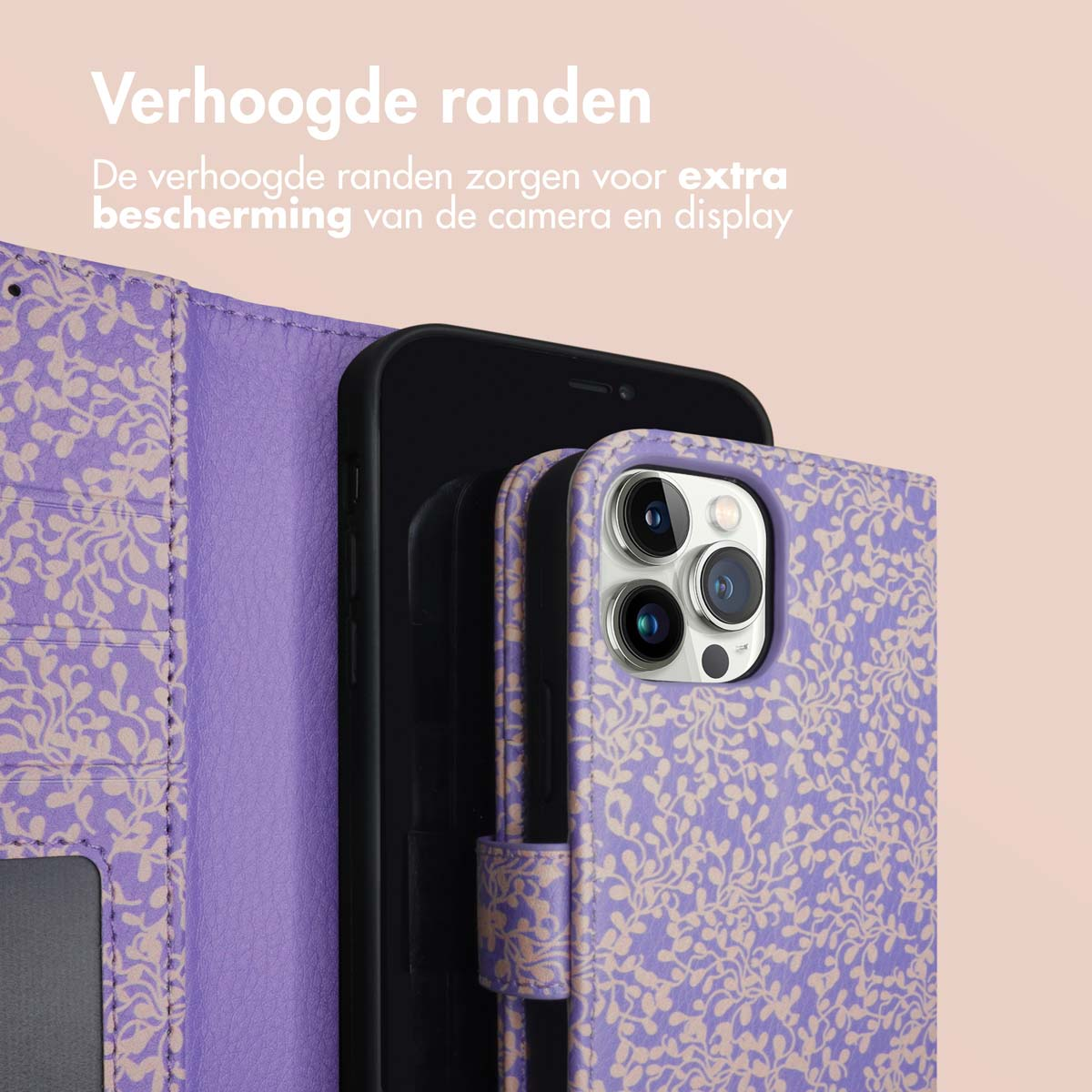 Een paarse telefoonhoes met een bloemenmotief, met een zwarte telefoon erin met de camera zichtbaar.