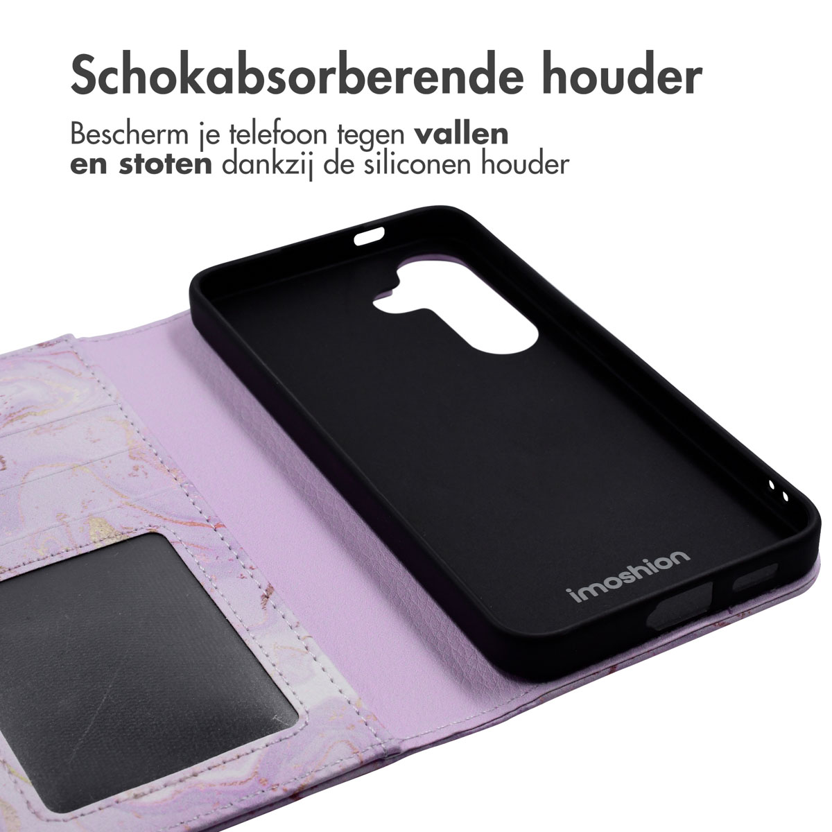 Zwarte telefoonhoes met een telefoon. Marmeren hoes met een zwarte binnenkant.