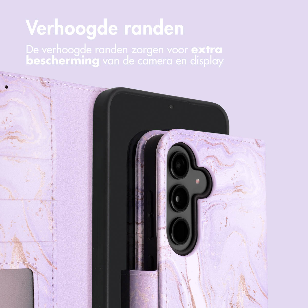 Paars telefoonhoesje met goud marmereffect. Deels telefoon zichtbaar. Achtergrond: paars.
