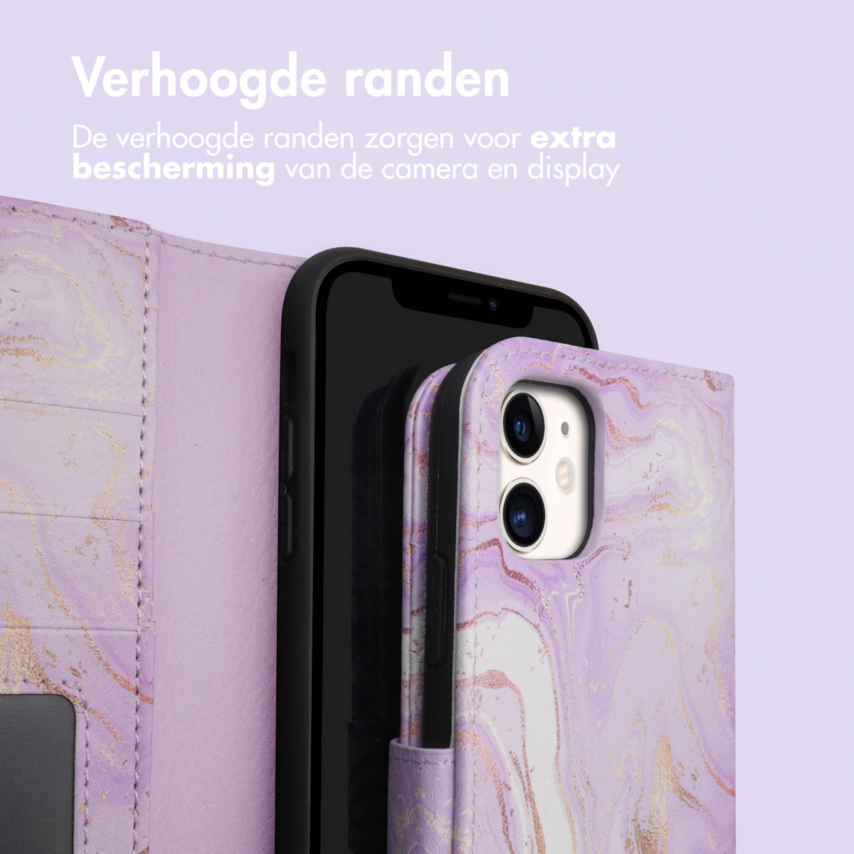 Coque de téléphone avec motif marbré, ouverte. Le téléphone est à l'intérieur. Bords surélevés.