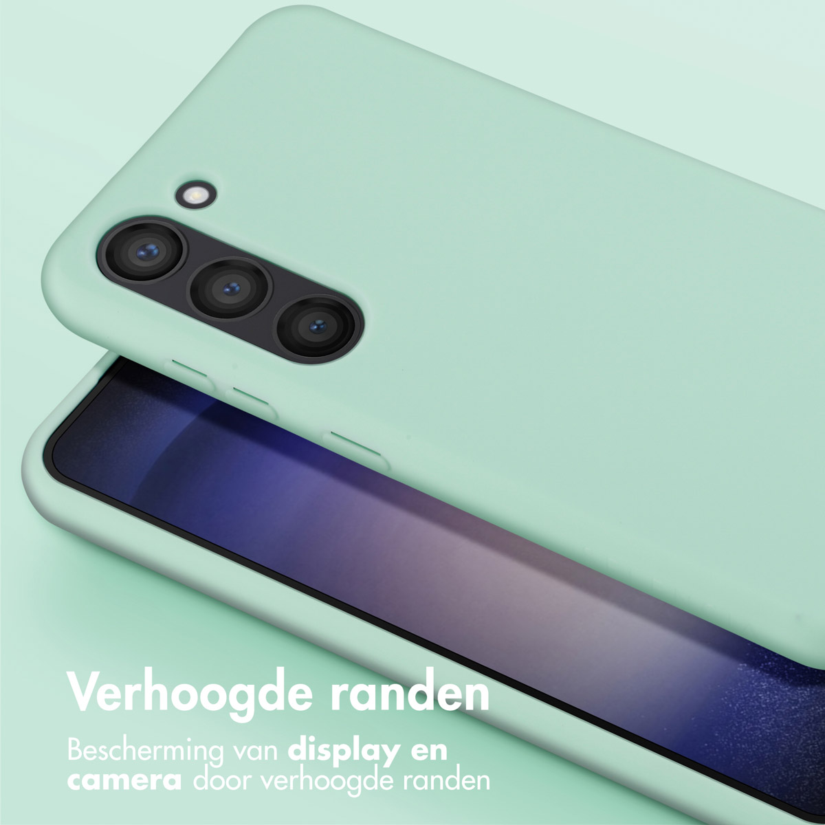 Une coque de téléphone vert menthe recouvre un téléphone, avec des découpes pour l'appareil photo. Le fond est également vert menthe.