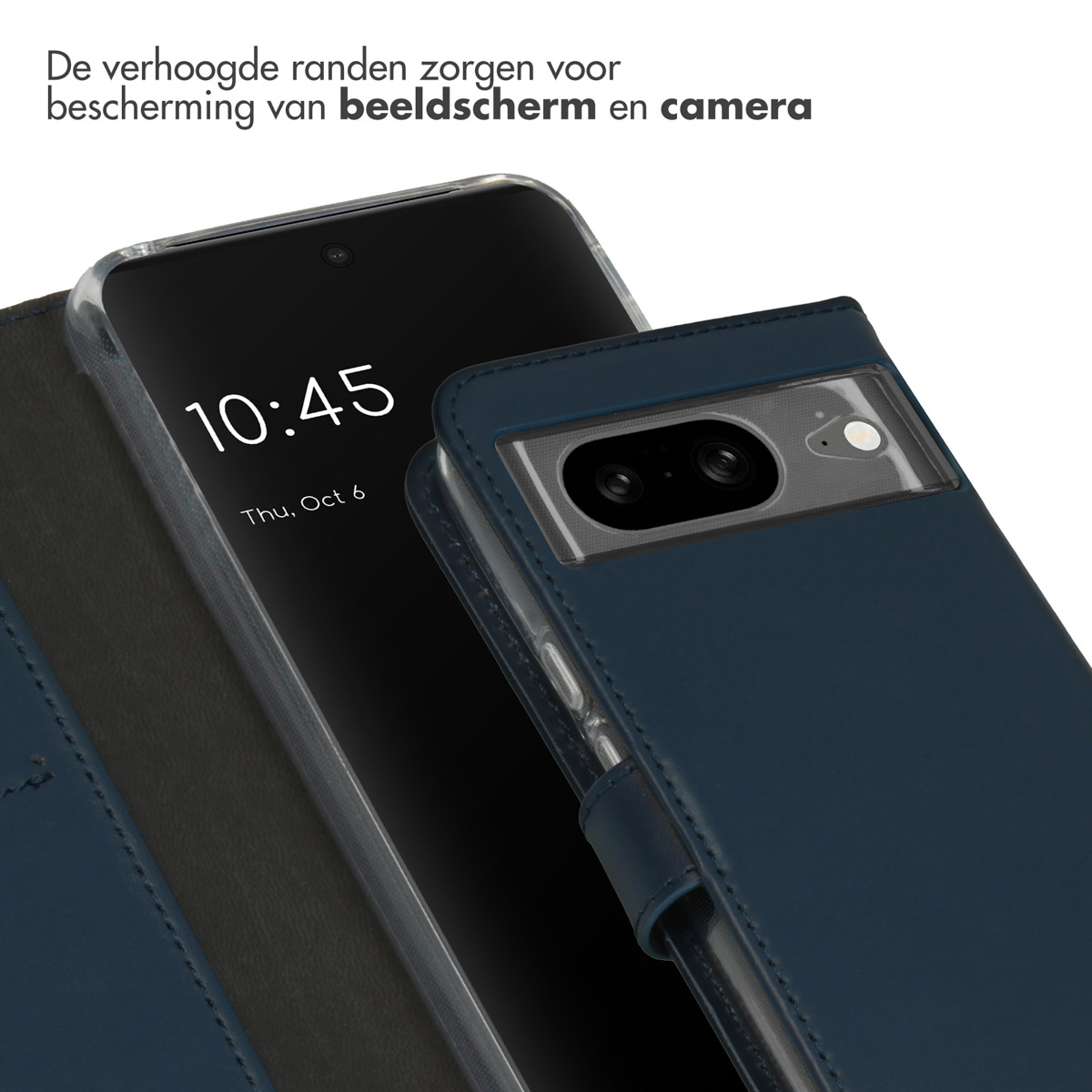 Étui de téléphone en cuir bleu ouvert, montrant un téléphone avec l'heure affichée sur l'écran.
