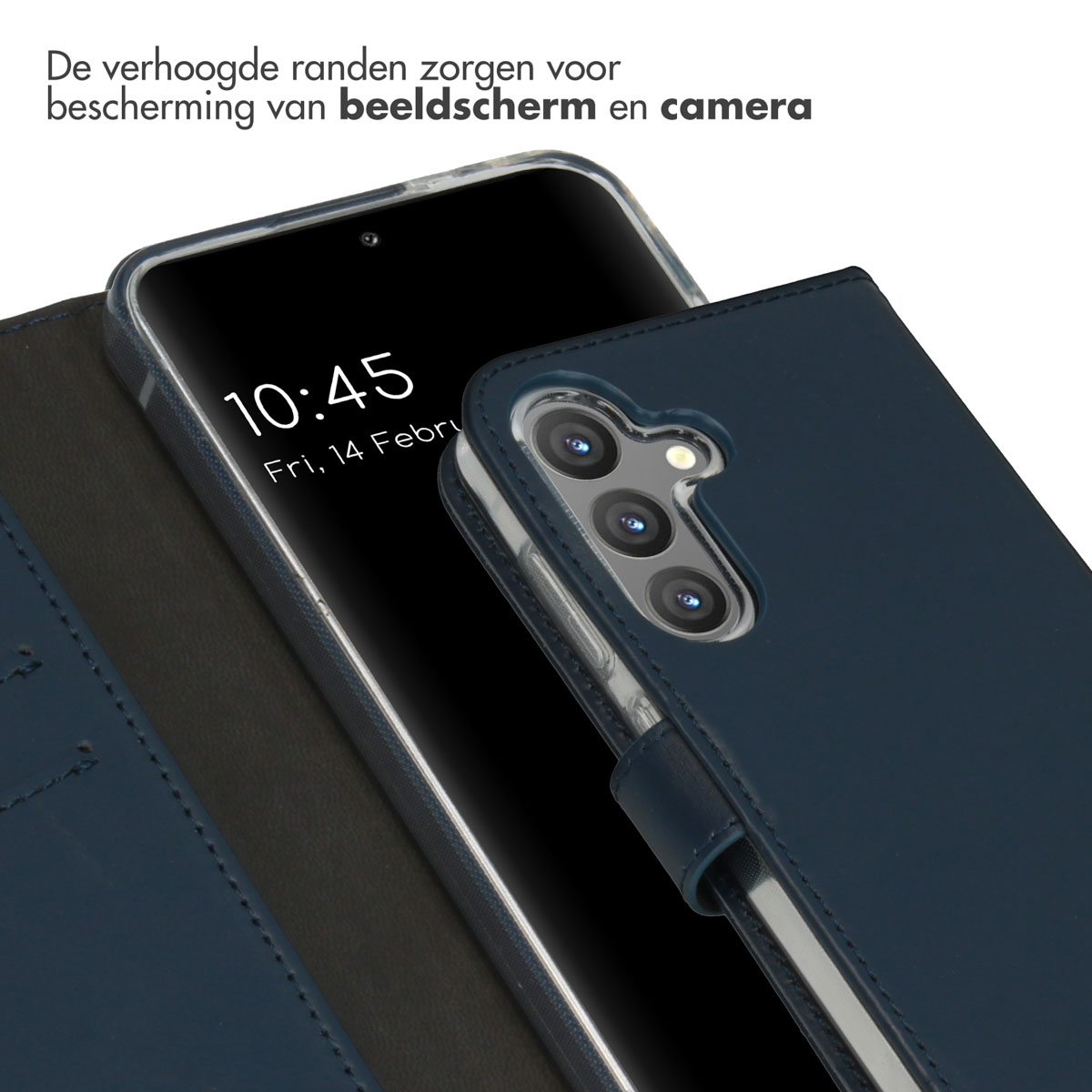 Blauwe telefoonhoes met telefoon erin. Het scherm toont tijd en datum. Achtergrond, licht oppervlak.