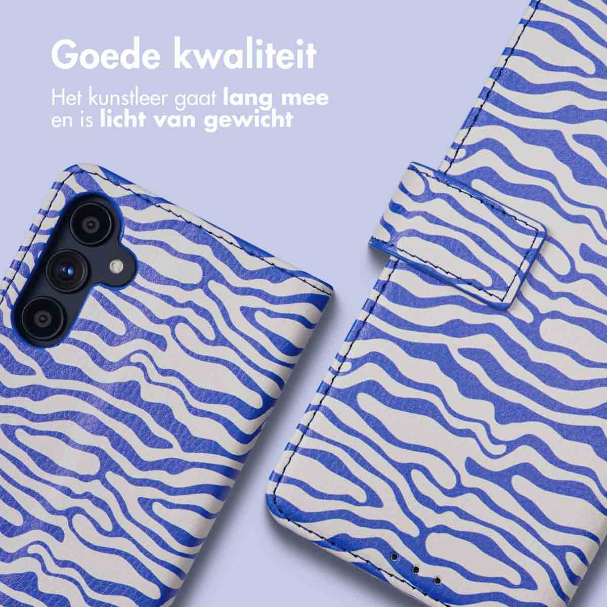 Étui de téléphone à motifs blancs et bleus. Le téléphone est dans un étui avec un design assorti.