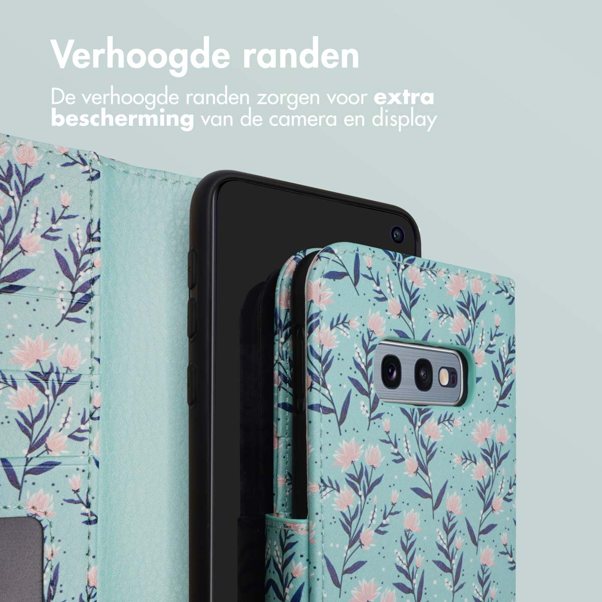 Étui de téléphone à motif floral bleu clair et rose, protégeant un téléphone noir. L'étui est ouvert, montrant le téléphone.