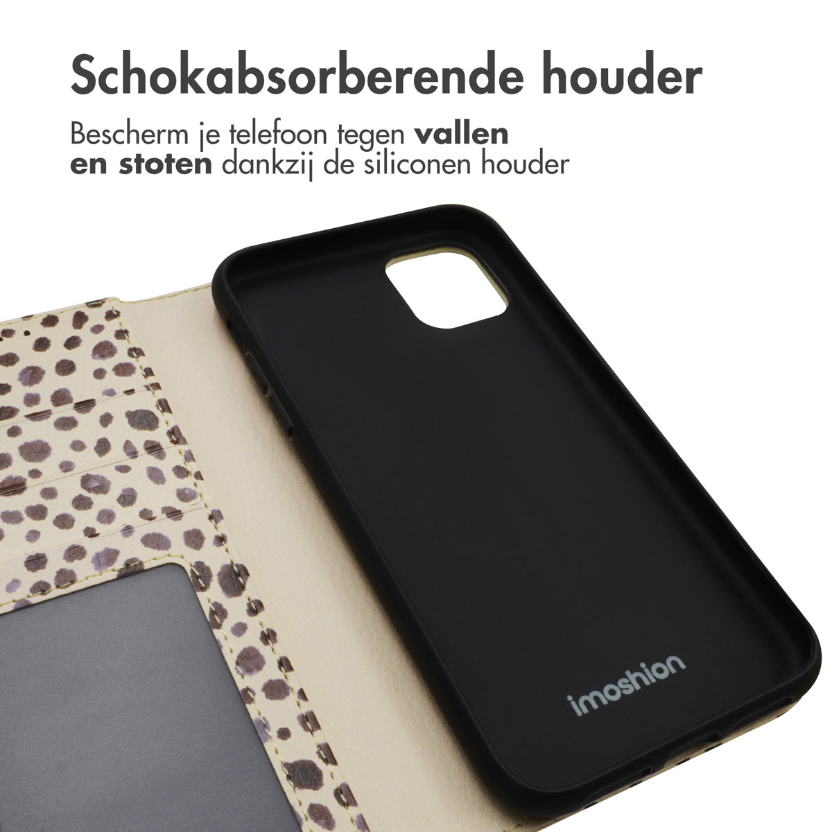 Telefoon in hoes met tekst, stippen en een zwarte telefoon erin. Luipaardprint patroon.