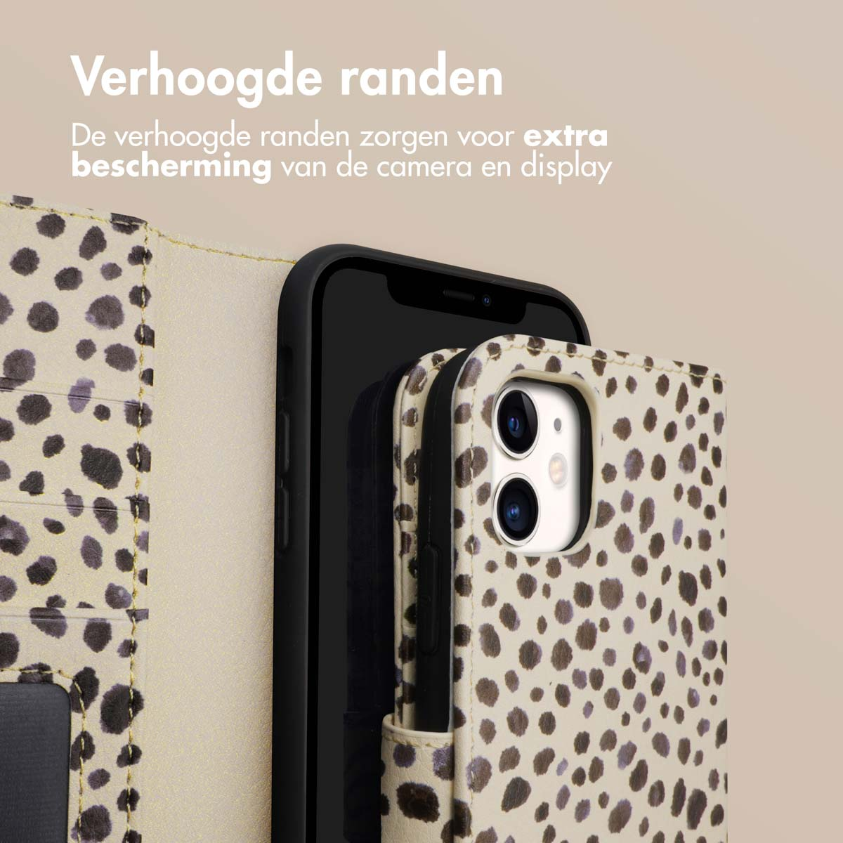 Telefoonhoesje met luipaardprint, open om de telefoon te laten zien. Beige achtergrond.