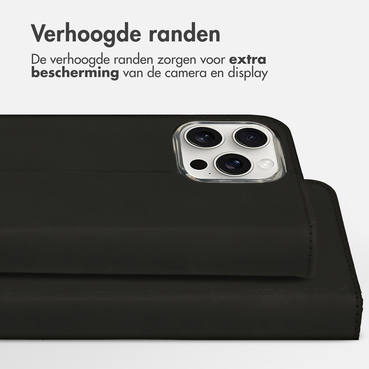 Zwarte telefoonhoes met verhoogde randen. Telefoon binnenin. Witte achtergrond.