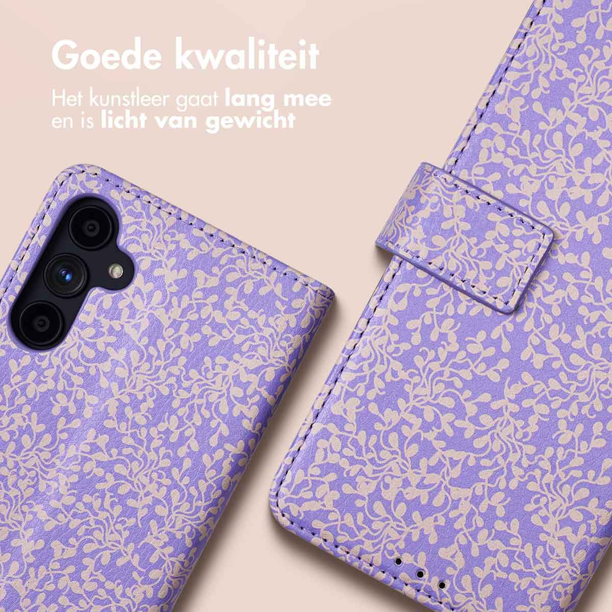 Un étui de téléphone violet avec un motif floral est ouvert. Le téléphone est à gauche.