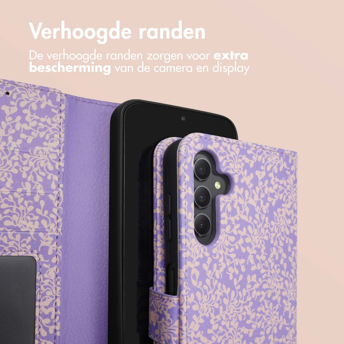 Un téléphone noir est à l'intérieur d'un étui violet de style portefeuille floral. Le téléphone est partiellement visible.