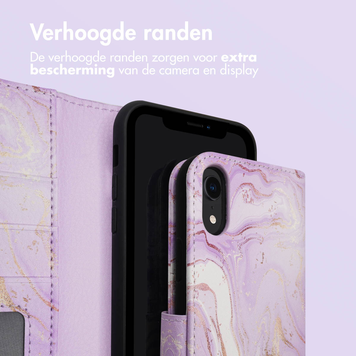 Coque de téléphone avec motif marbre violet, ouverte, montrant le téléphone. Fond violet.