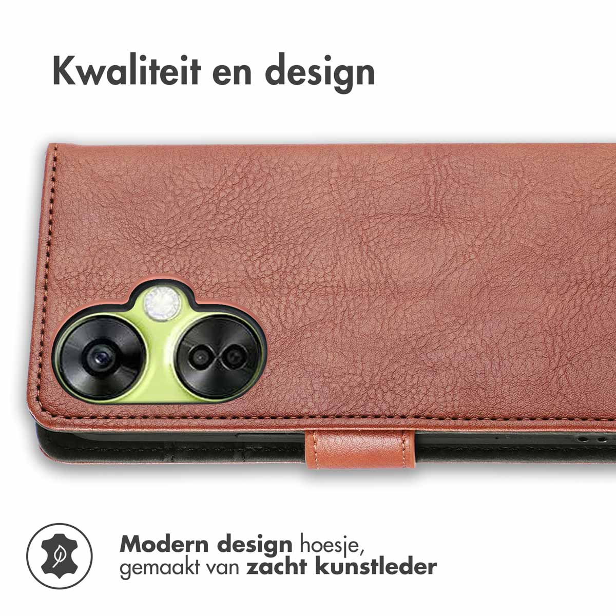 Primo piano di una custodia marrone con foro per fotocamera, testo: 'Qualità e design'.