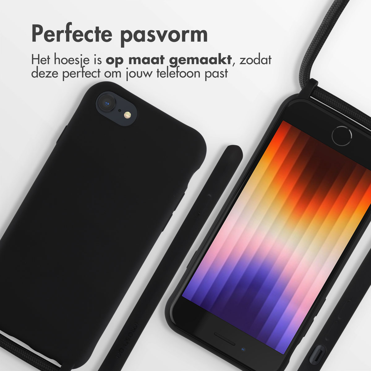 Twee telefoons naast elkaar, één met een riem. Beide telefoons zitten in zwarte hoesjes.