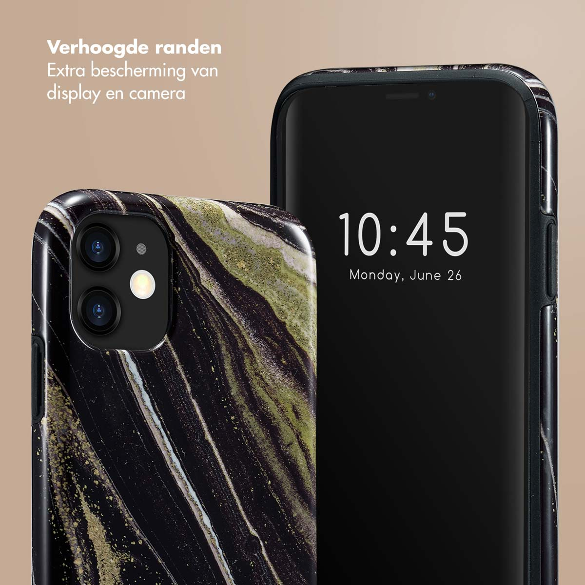 Close-up van een telefoonhoesje met een marmer effect design, en een telefoon die de tijd weergeeft. Tekst: Verhoogde randen.