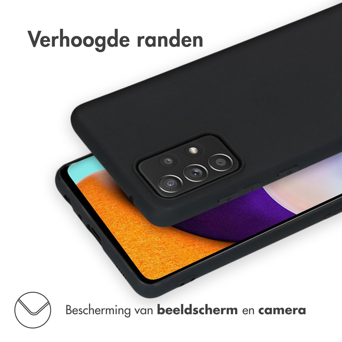 Zwarte telefoonhoes op een telefoon, die scherm- en camerabescherming biedt. De hoes zit over de telefoon.