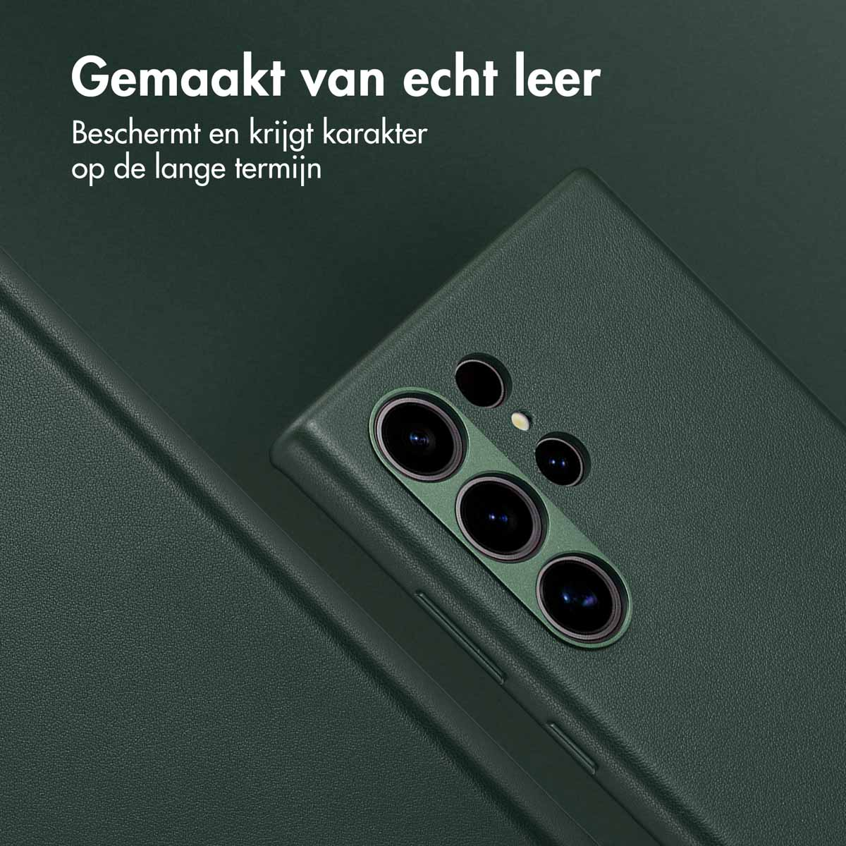 Donkergroene telefoonhoes. Telefoon erin. Close-up op de achterkant van de telefoon.