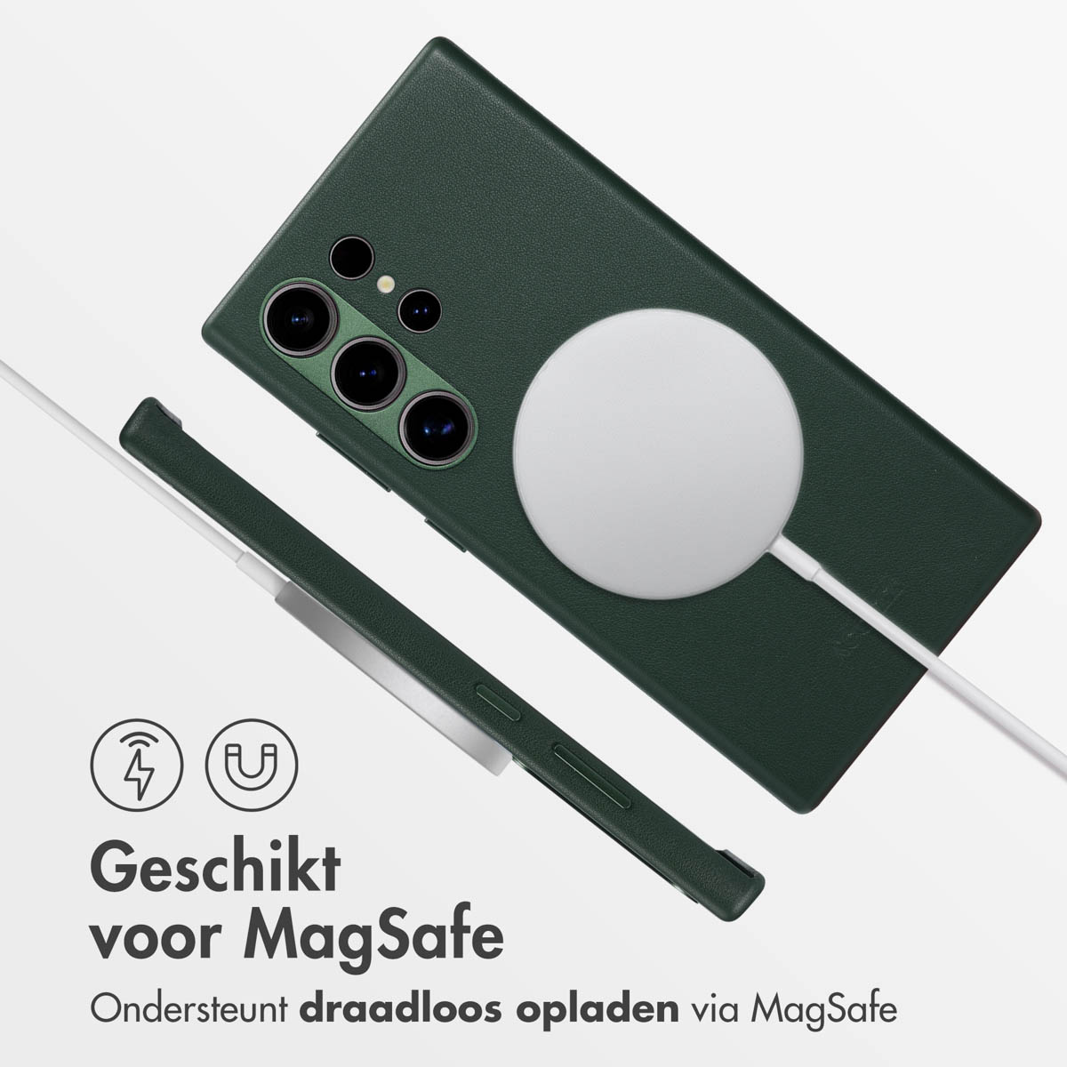 Donkergroene telefoonhoes met telefoon. Draadloze oplader en kabel. Witte achtergrond.
