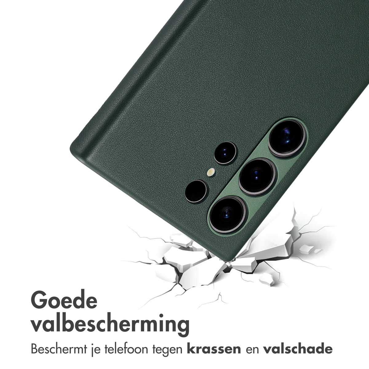 Donkergroene telefoonhoes, telefoon erin. Hoes valt, scheuren op de grond.