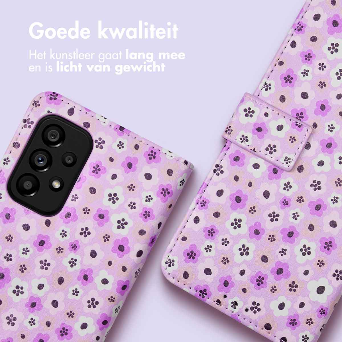 Een paarse en witte telefoonhoes met bloemenpatroon is open. De telefoon staat links.