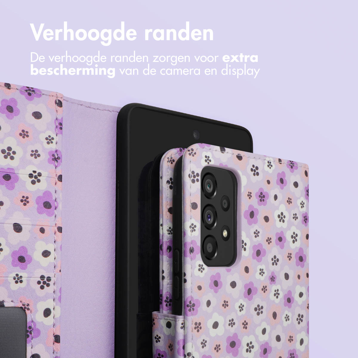 Een zwarte telefoon zit in een paarse, bloemen portemonnee-achtige hoes. De telefoon is gedeeltelijk zichtbaar.