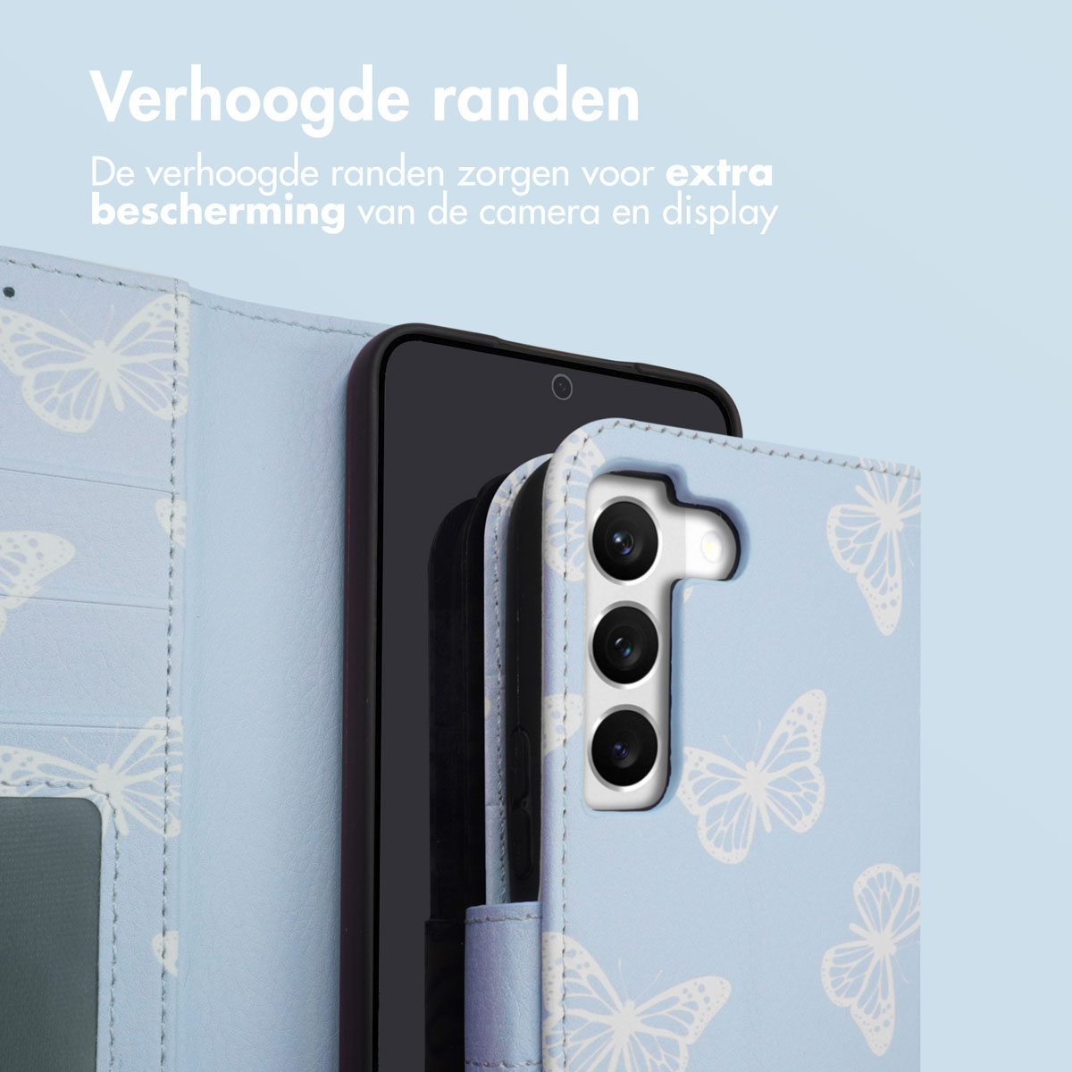 Téléphone à l'intérieur d'un étui bleu clair avec un motif de papillons. Texte : Bords surélevés pour une protection supplémentaire.