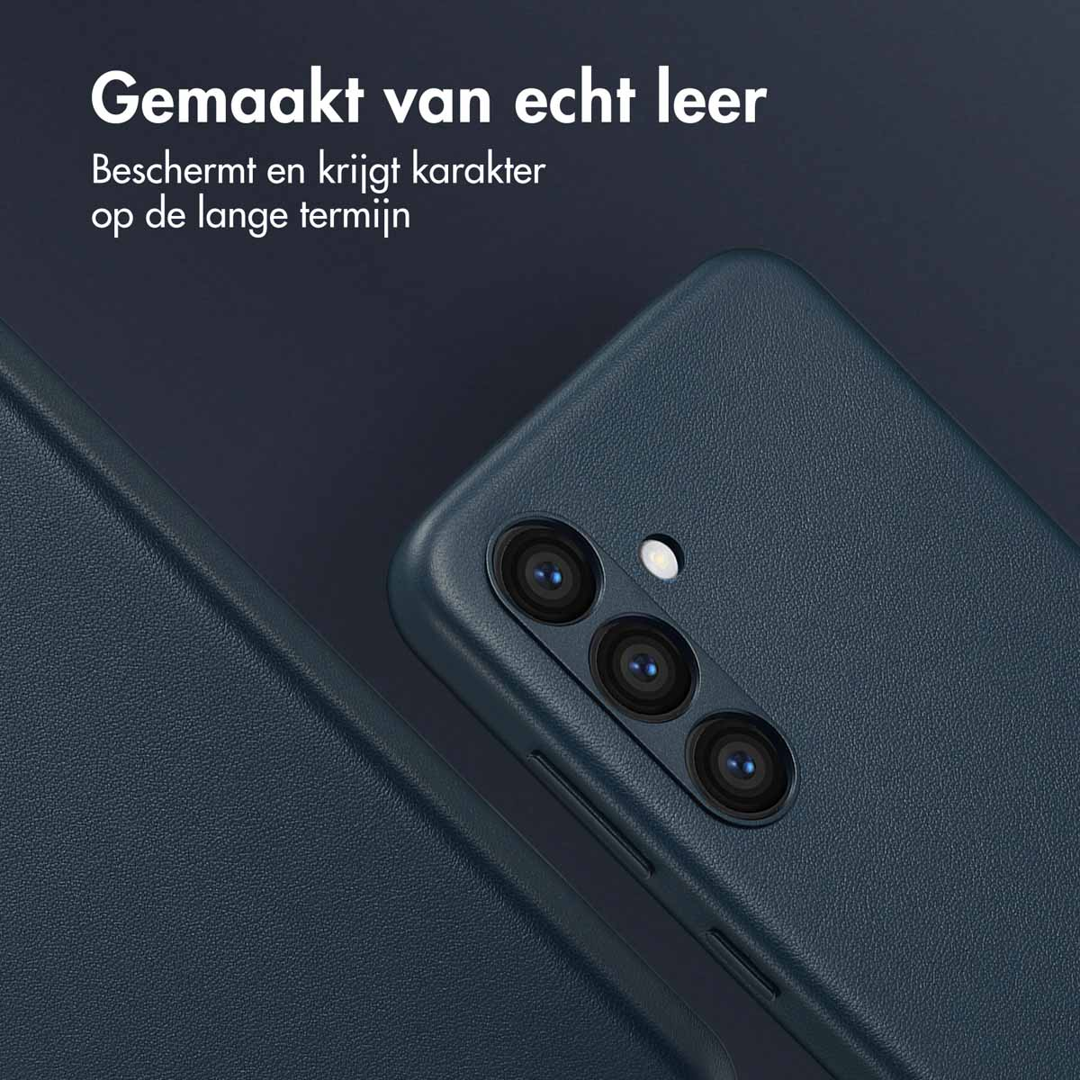 Telefoonhoesje van donkerblauw leer. De telefoon heeft drie camera's. De hoes beschermt de telefoon.