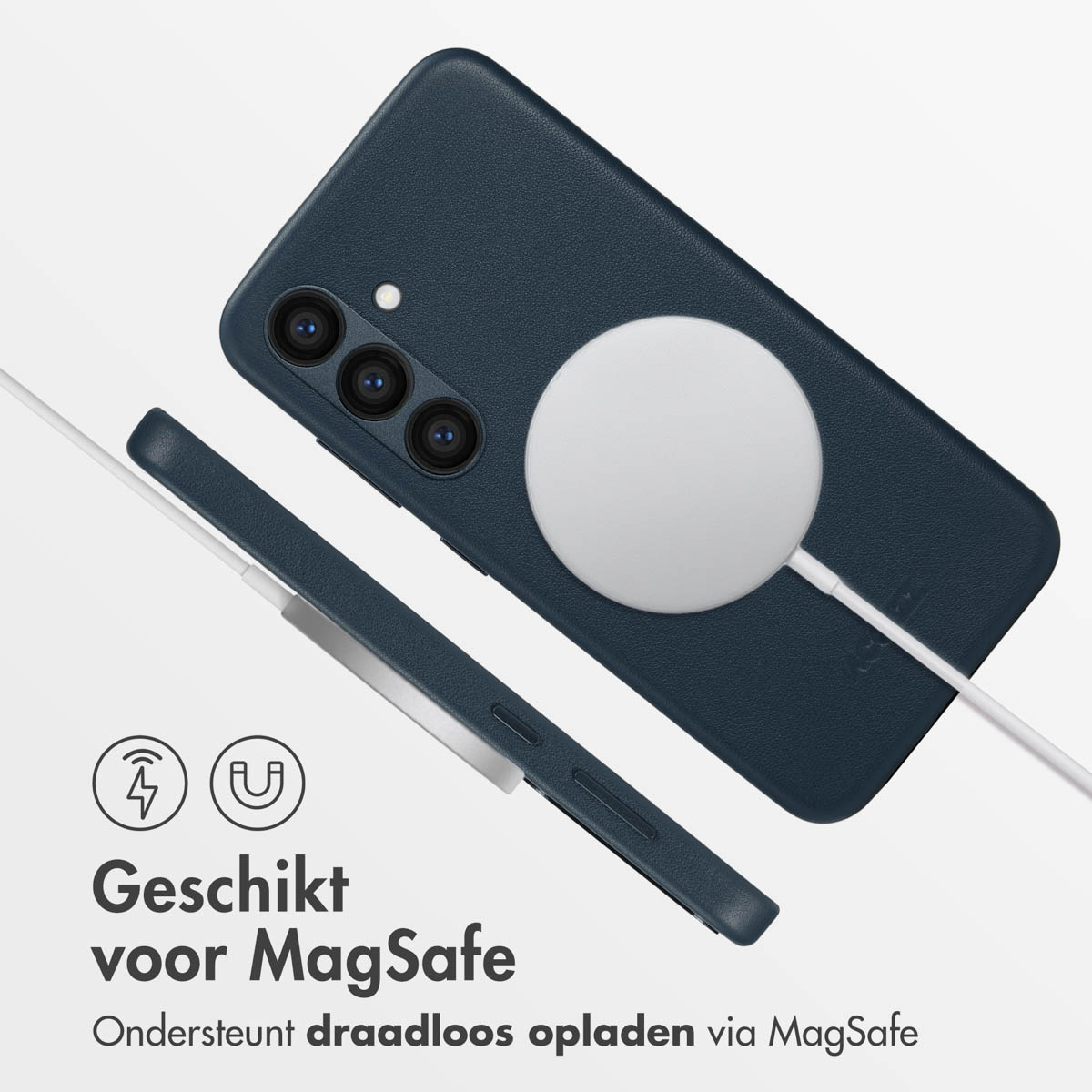 Een blauwe telefoonhoes met een witte oplaadschijf. Witte achtergrond. Een telefoon in de hoes.