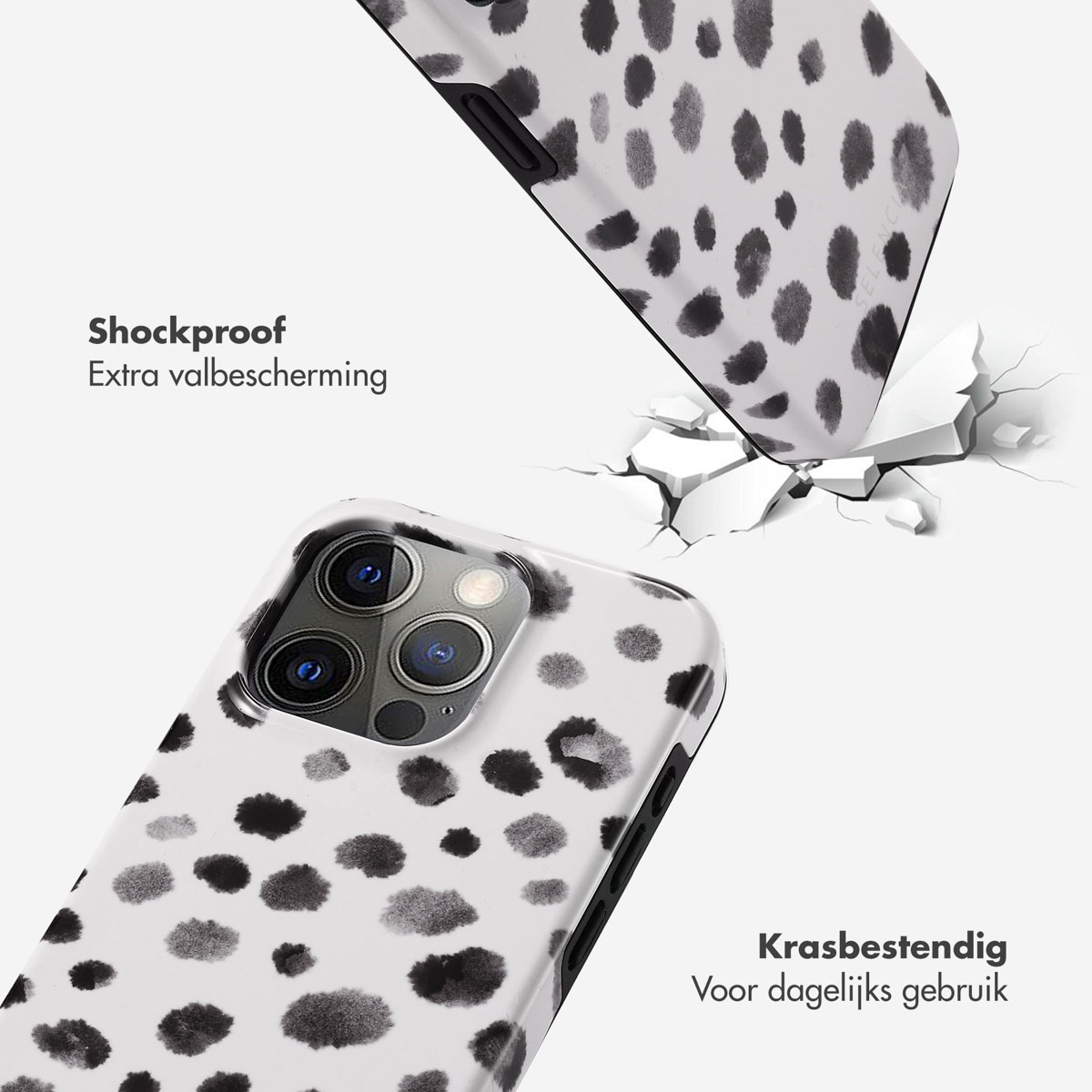 Deux coques de téléphone. L'une est blanche avec des pois noirs. L'autre est noire. Les deux sont fissurées.