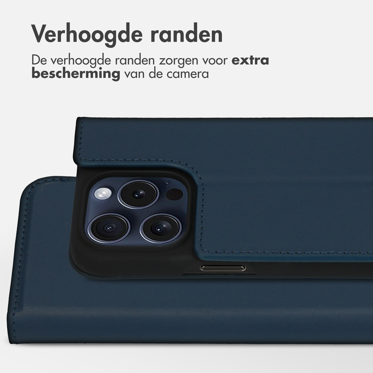 Een blauwe telefoonhoes met een open klep, die de telefoon binnenin laat zien. Tekst: 'extra bescherming'.