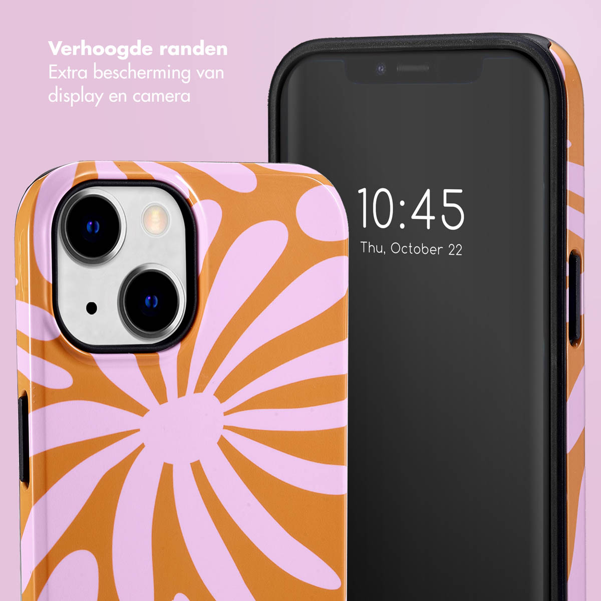 Close-up van een telefoon in een hoesje. De hoes is oranje en roze bloemen. Het telefoonscherm toont een klok.