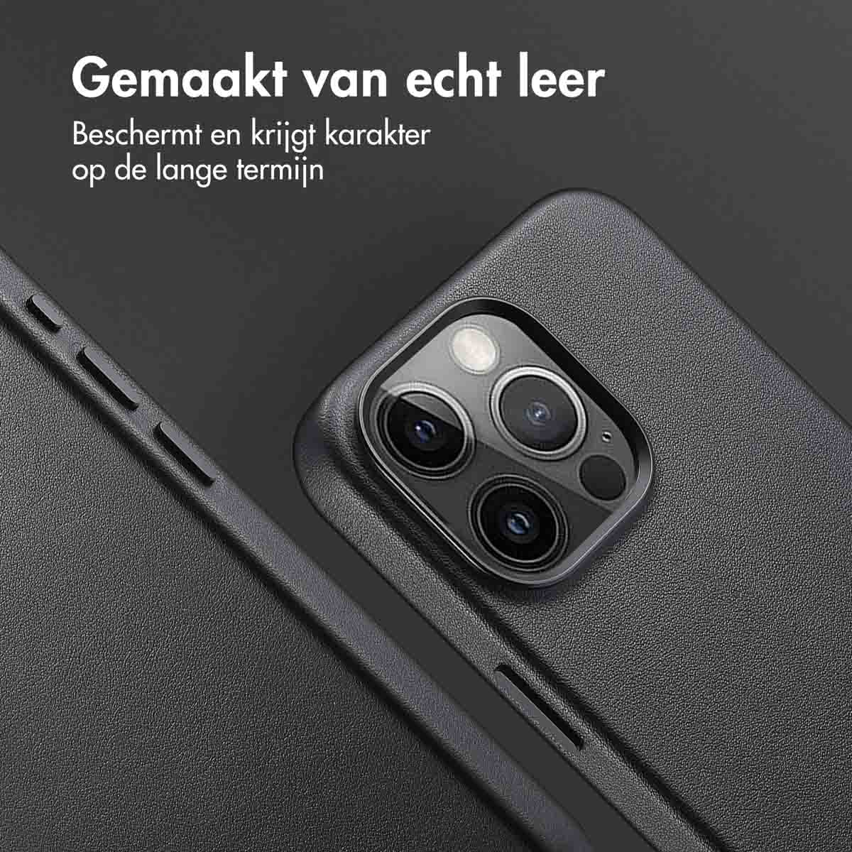 Close-up van een zwarte leren telefoonhoes met een telefoon erin, toont de camera en knoppen.