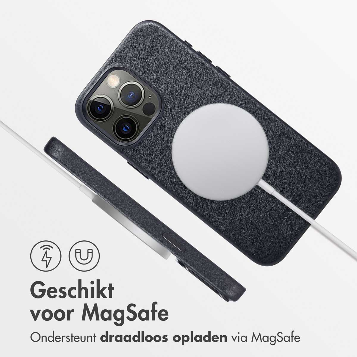 Donkerblauwe telefoonhoes met een witte oplaadschijf en een oplaadkabel.