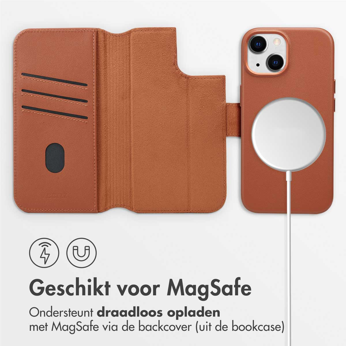 Bruine telefoonhoes met telefoon erin. De telefoonhoes heeft MagSafe en een witte oplaadkabel.