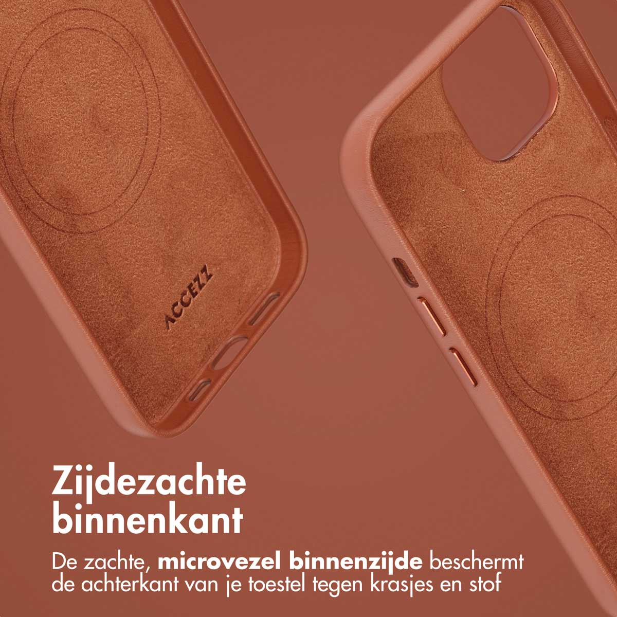 Close-up van de binnenkant van een bruine telefoonhoes. Tekst: Zacht van binnen, de microvezel beschermt tegen krassen en stof.