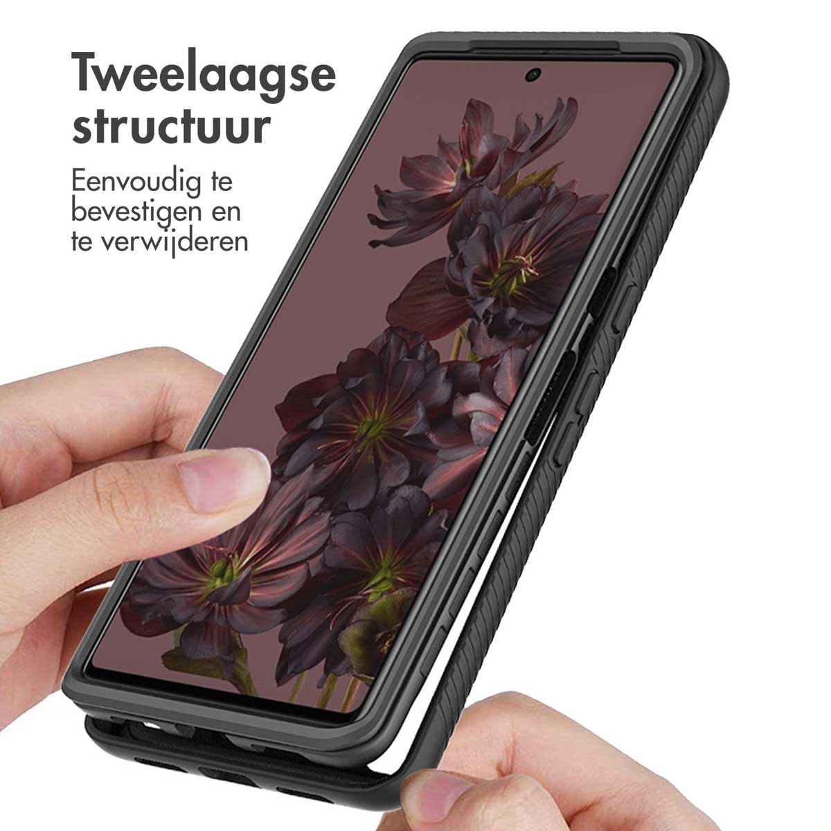 Een persoon die een telefoon vasthoudt in een zwarte hoes, met een bloemenafbeelding op het scherm.