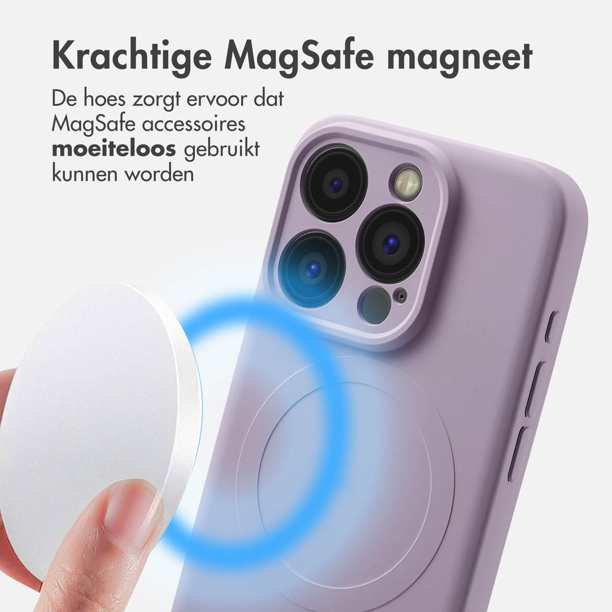 Eine Hand hält ein weißes MagSafe-Zubehör in der Nähe einer lila Handyhülle, mit blauem Lichteffekt.