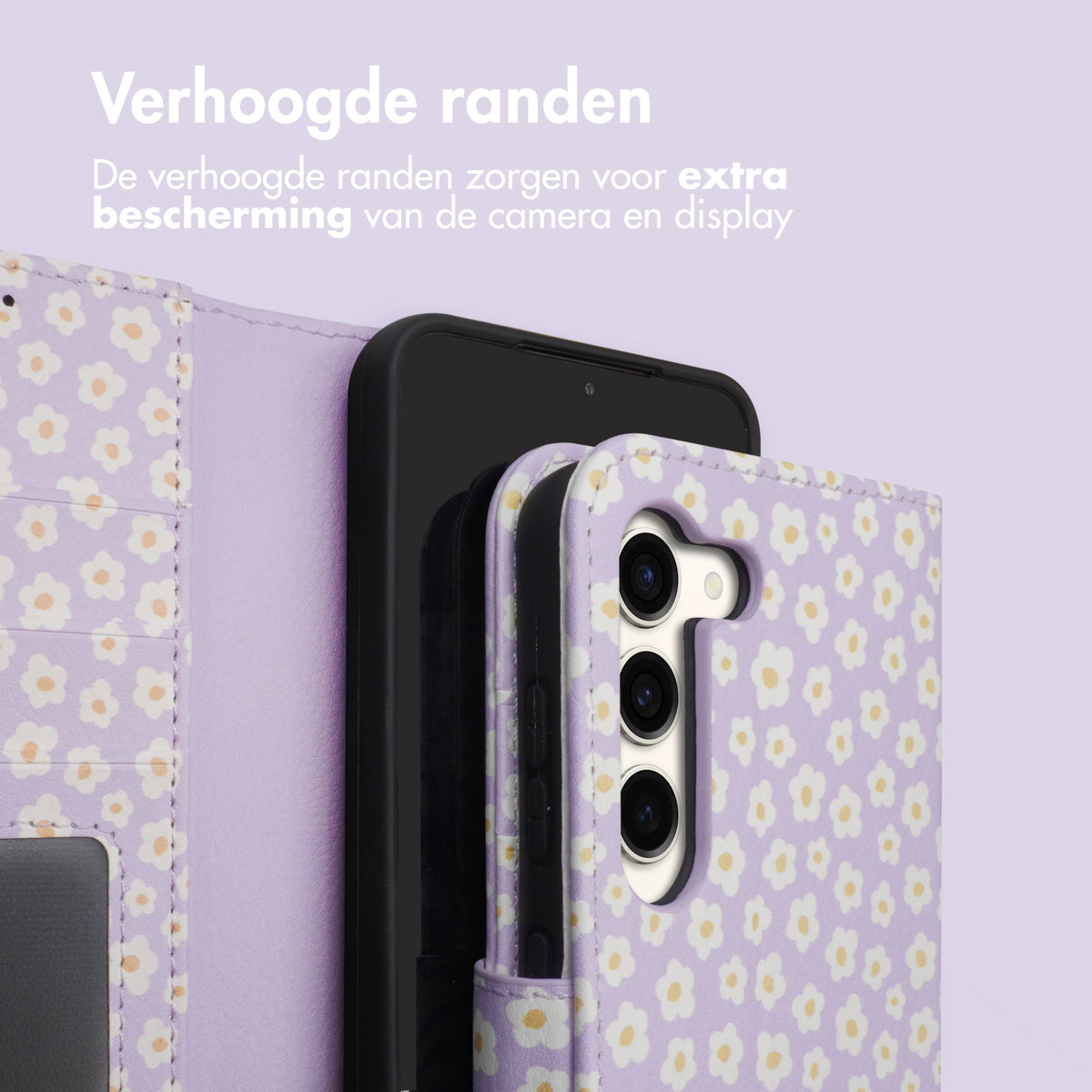 Paarse telefoonhoes met wit madeliefpatroon. De telefoon erin. De achterkant van de hoes is zichtbaar.