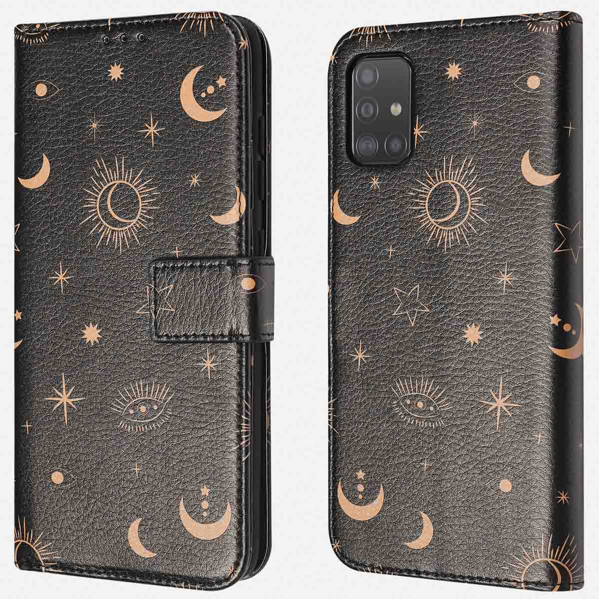 Open telefoonhoesjes in een kosmisch patroon. De hoesjes zijn donker en goud.
