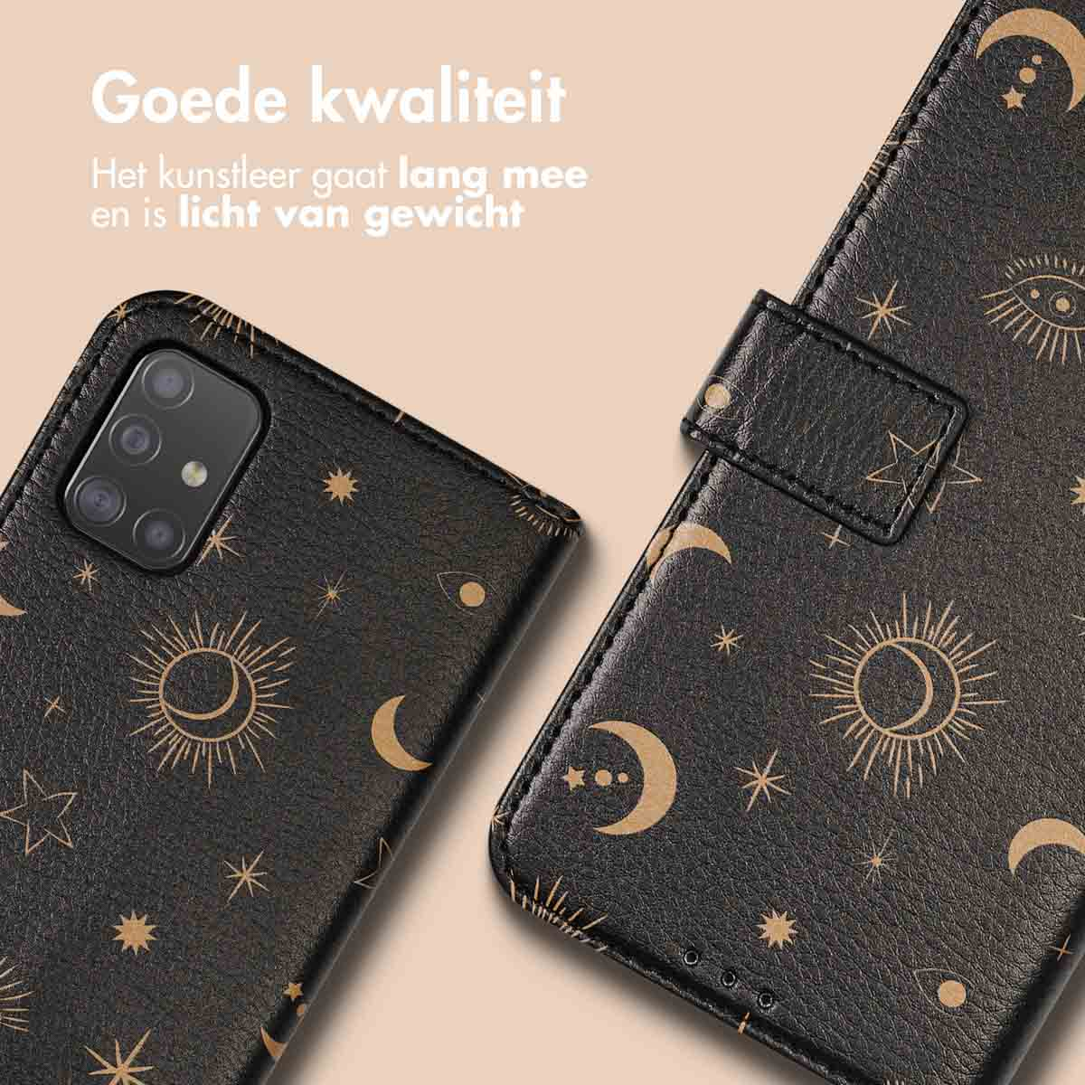 Een donkere telefoonhoes met een kosmisch patroon is open. De telefoon staat links.